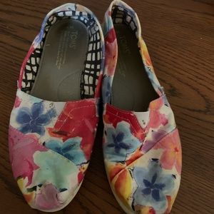 Women’s floral TOMS size 7